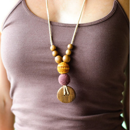 Teethering Necklace in Brown & Gold, Oak Wood Kangaroocare