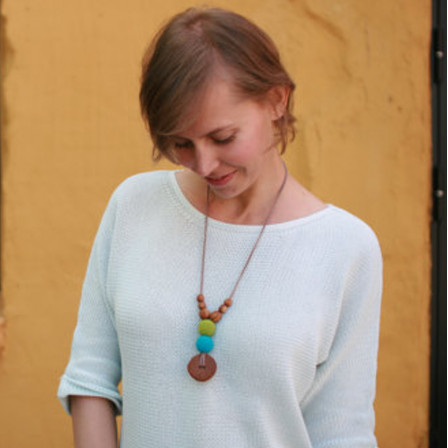 Best Babywearing Necklace in Apple & Turquoise, Oak Wood Kangaroocare