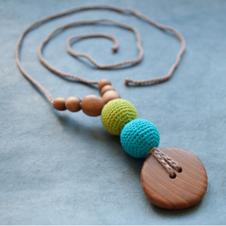 Best Babywearing Necklace in Apple & Turquoise, Oak Wood Kangaroocare