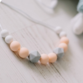 Love And Carry Peach Collier allaitement et portage silicone