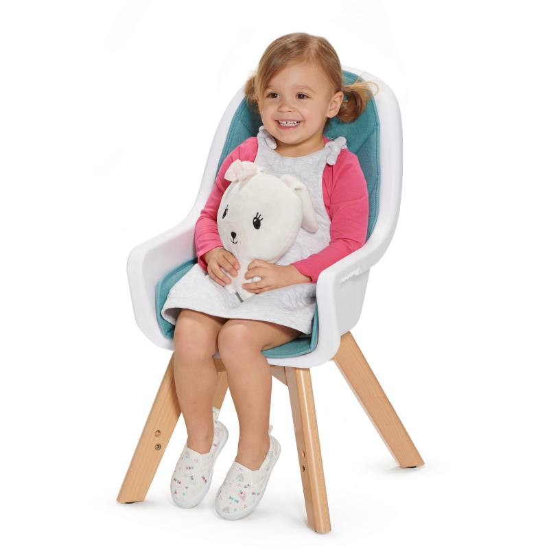 bébé fille de 4 mois assis dans un siège pour bébé avec des jouets