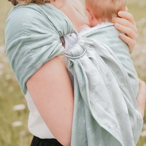 Néobulle Sling Ginkgo Vert coton bio - Écharpe de Portage Sling tissu déployé sur l'épaule