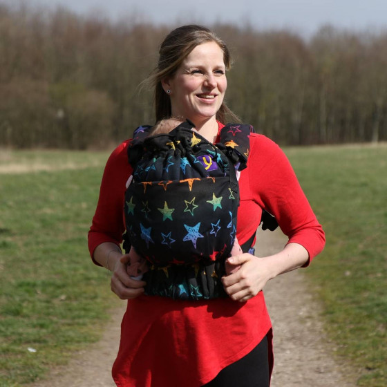 Yaro Hug Stellar Art Rainbow Black - Porte-bébé évolutif nouveau-né