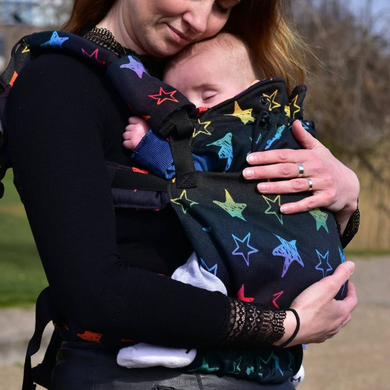Yaro Hug Stellar Art Rainbow Black - Porte-bébé évolutif nouveau-né