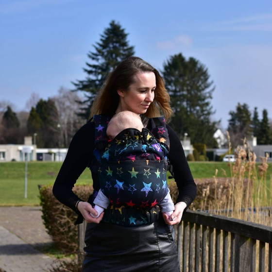 Yaro Hug Stellar Art Rainbow Black - Porte-bébé évolutif nouveau-né