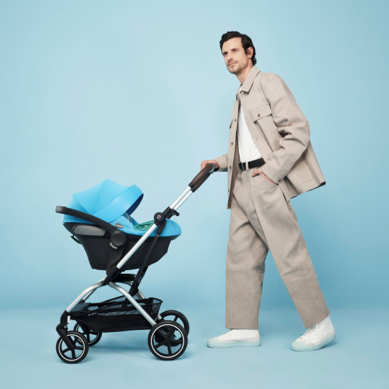 Cybex Aton S2 i-Size Beach Blue - Siège-auto naissance Gr 0+ visuel lifestyle avec une poussette Eezy S Line