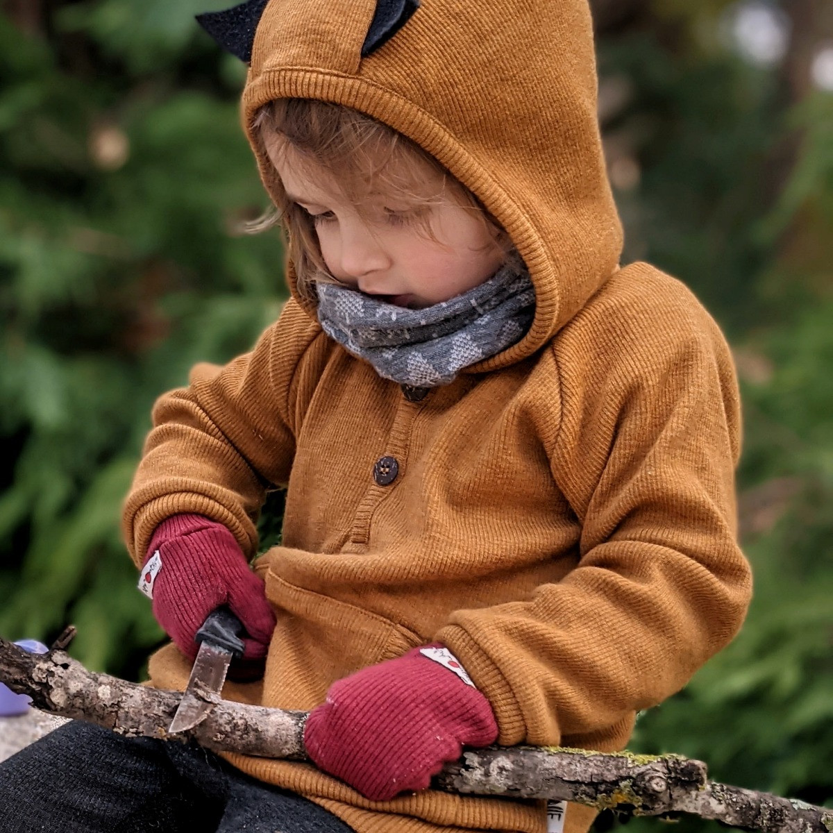 modele tricot moufles bébé marine avec cordon de couleur
