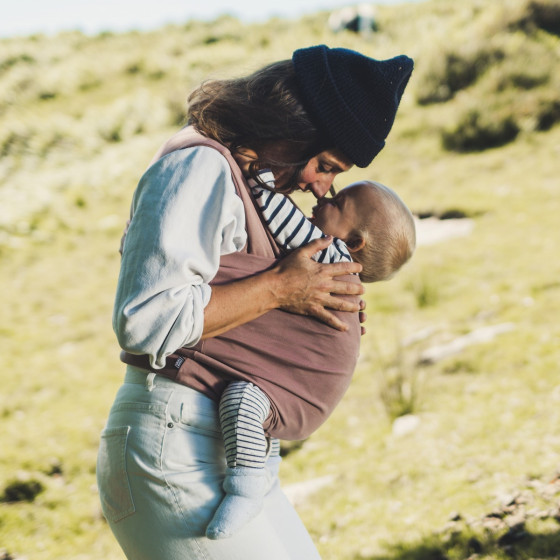 Mama Hangs - Carry & Pack porte-bébé physiologique