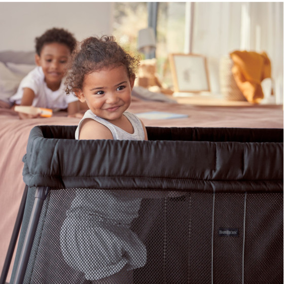 BabyBjörn Pack Lit parapluie Light Noir et Drap housse