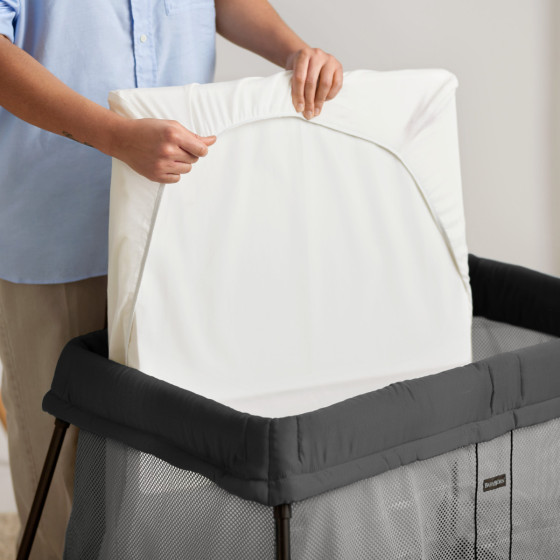 BabyBjörn Pack Lit parapluie Light Noir et Drap housse