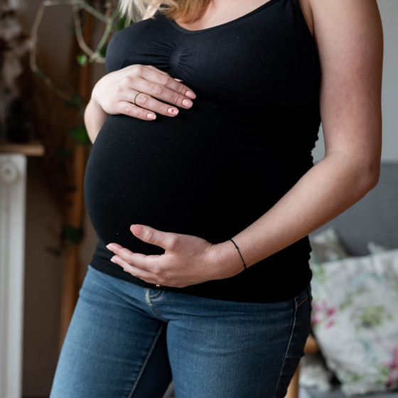 Mama Hangs - From Bump to Baby  2-in-1 skin-to-skin and pregnancy belly band