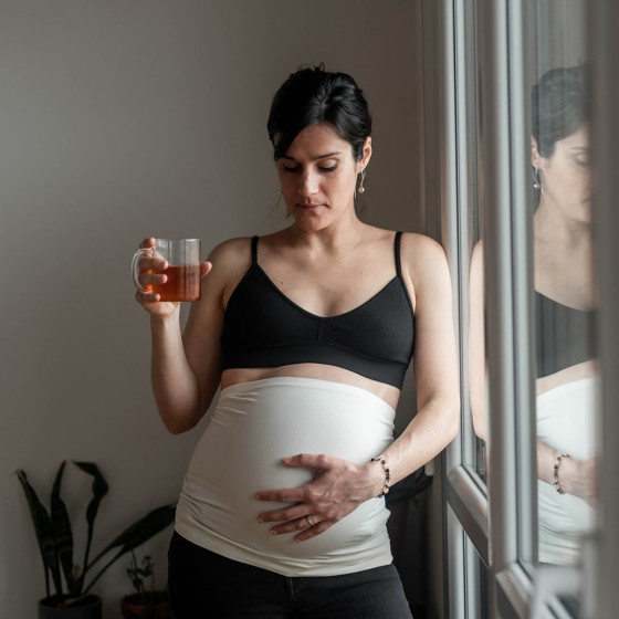Mama Hangs - From Bump to Baby  2-in-1 skin-to-skin and pregnancy belly band