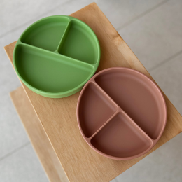 Petite&Mars - Take&Match - Assiette ronde compartimentée en silicone avec ventouse - Sweet Pea (Vert Clair)