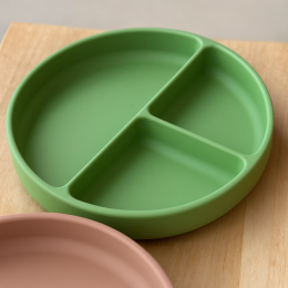 Petite&Mars - Silicone round divided plate with suction pad TAKE&MATCH 6m+ - Vert Clair (Sweet Pea)