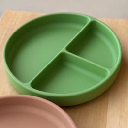 Petite&Mars - Take&Match - Assiette ronde compartimentée en silicone avec ventouse - Sweet Pea (Vert Clair)