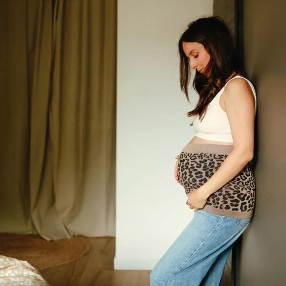 Mama Hangs - From Bump to Baby  2-in-1 skin-to-skin and pregnancy belly band