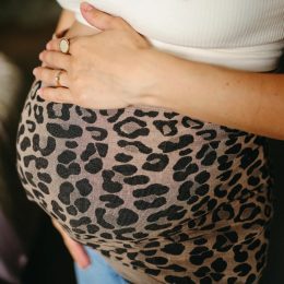 Mama Hangs - Bandeau From Bump to Baby - Bandeau 2 en 1 de grossesse et de peau-à-peau - Leo MH