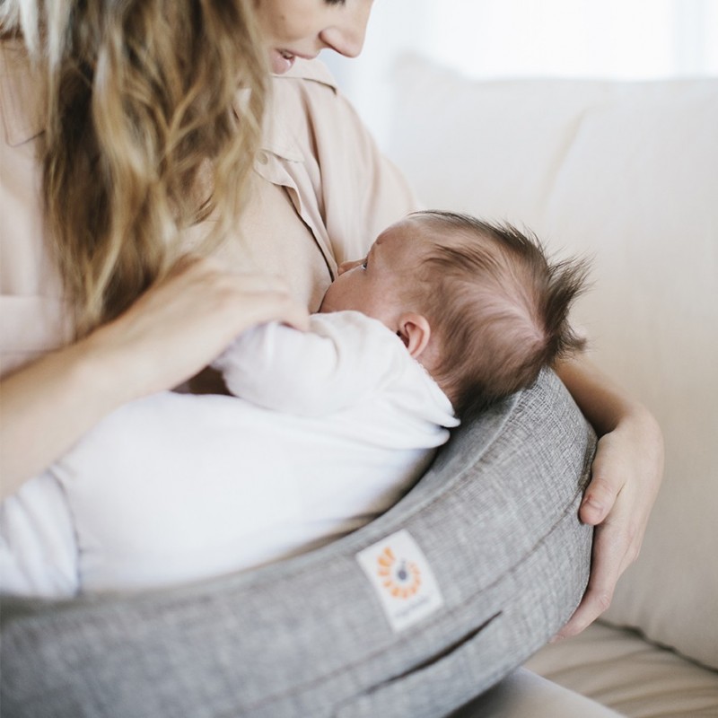 Coussin d'allaitement Natural Curve d'Ergobaby : comment bien positionner  bébé ? - Ergobaby