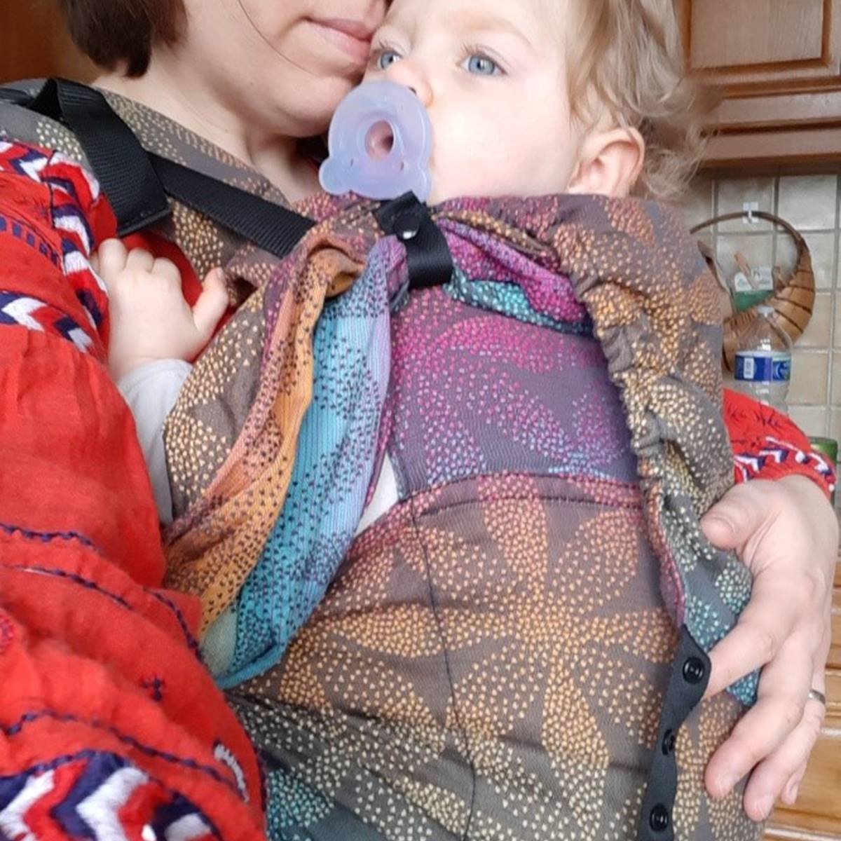 Claire porte sa fille avec le porte-bébé Easy de Emeibaby
