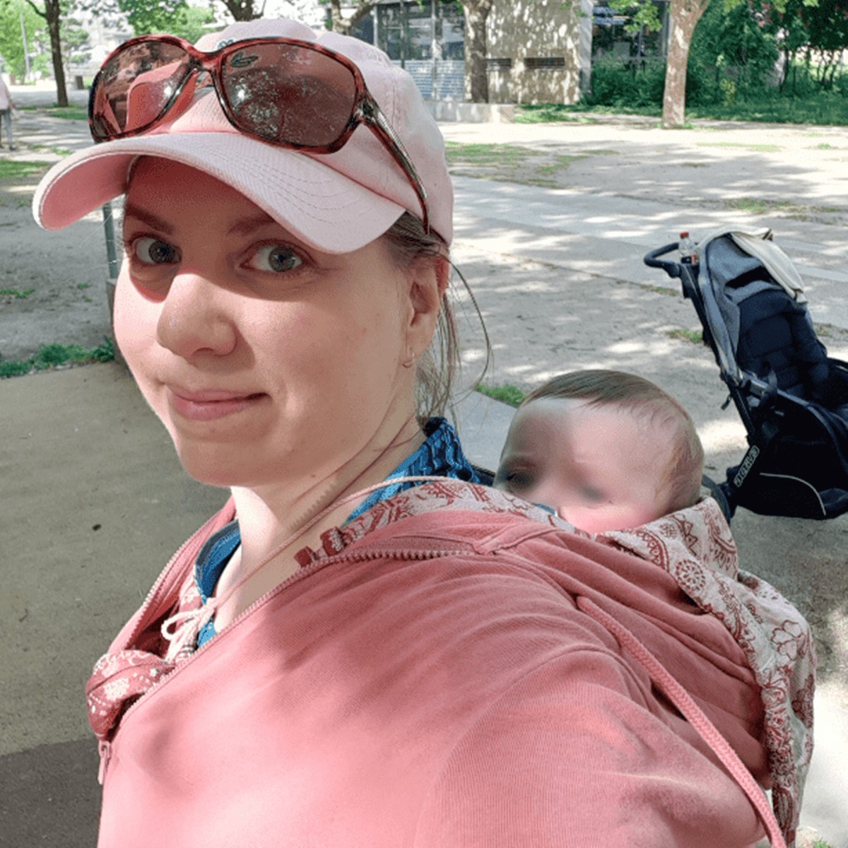 Claire, assistante maternelle, pratiquant le portage dorsal en Fly Taï pour préserver sa santé