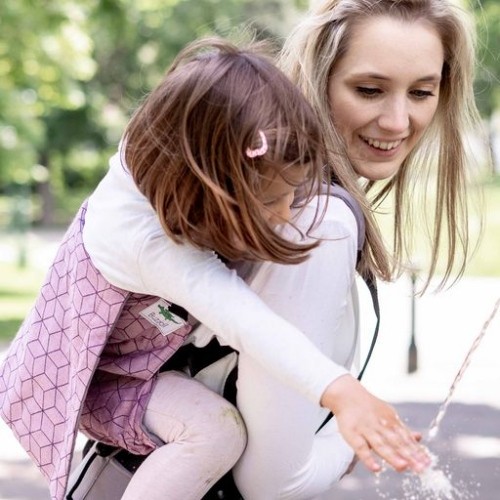 Maman portant sa fille en Buzzidil Preschooler en dorsal