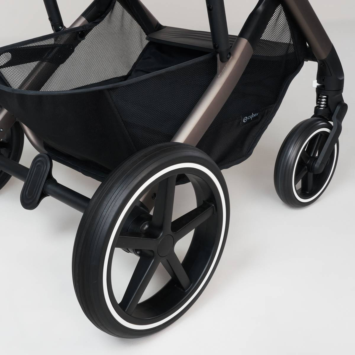 Suspensions intégrales et roues increvables pour la poussette Balios S Lux 2 de Cybex