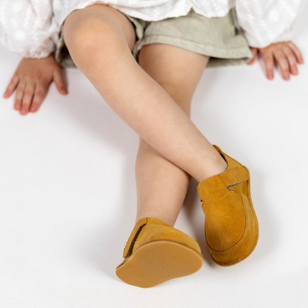 Chaussures barefoot enfant en Cuir Velours Couleur Caramel