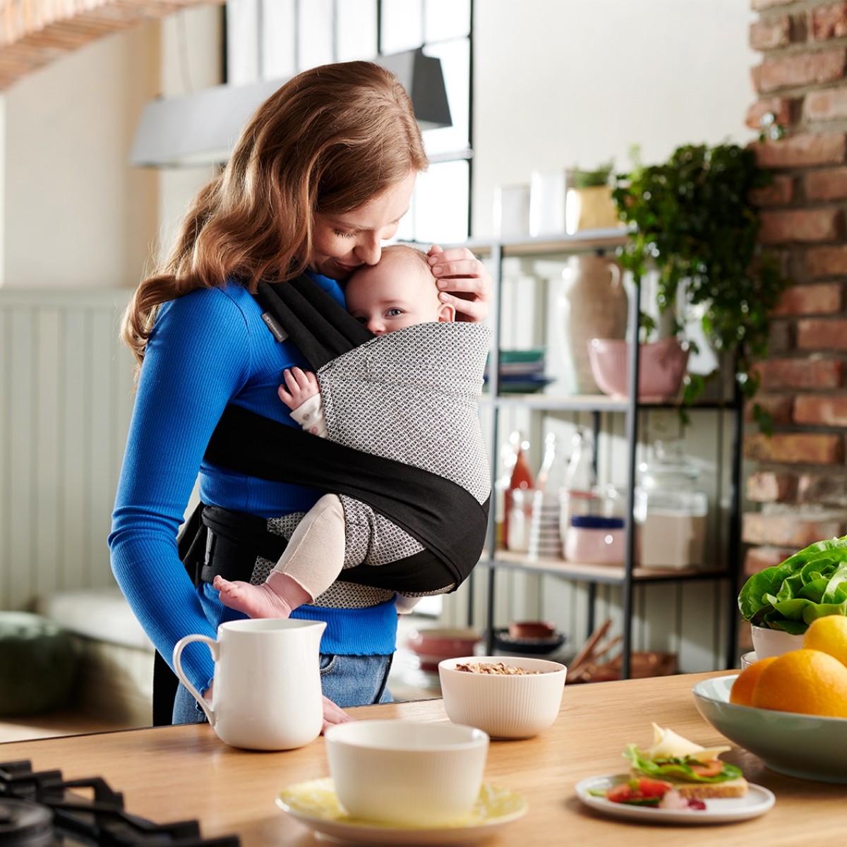 Portage en intérieur avec le porte-bébé mei-tai hybride Adoree de Kinderkraft