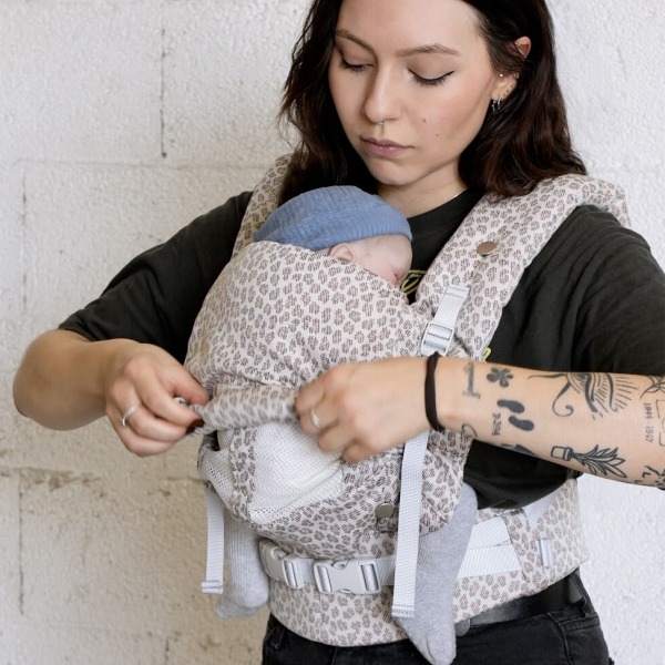 porte-bebe-physiocarrier-2-leopard