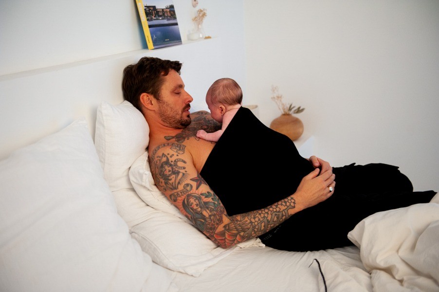 mama-hangs-from-bump-to-baby-bandeau-de-peau-à-peau-naissance-allaitement-viscose-de-bambou-fabriqué-au-portugal-noir