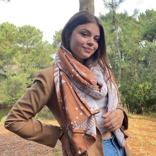 Écharpe Botany Caramel autour du cou