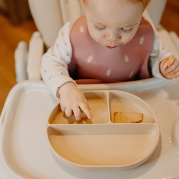 Petite&Mars - Take&Match - Assiette ovale compartimentée en silicone avec ventouse