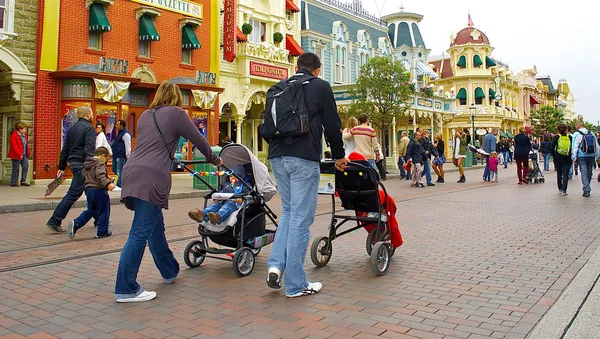 poussettes dans la rue principale de Disneyland
