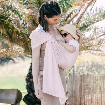 Allaiter son bébé dans un ring sling sukkiri rise pâle