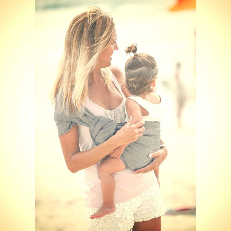 Ring-sling d'été Sukkiri Gris avec un bambin