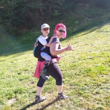 Arthur en situation de portage dans le Big Kid de Rose And Rebellion avec sa maman Claire