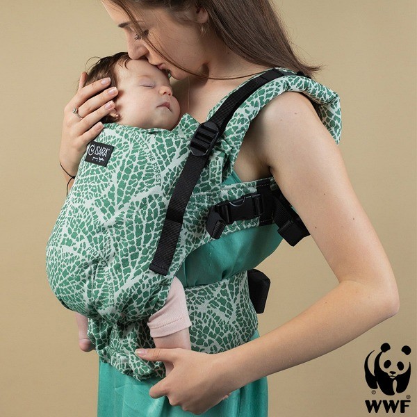 bébé dans porte bébé Isara dormant