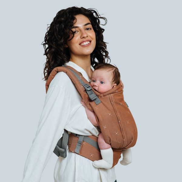 ONE Evo Caramel  avec bretelles fixées à la ceinture pour les nouveau-nés