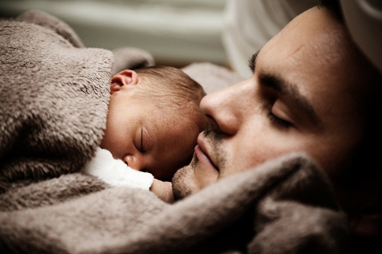 Papa-et-son-enfant-faisant-du-cododo-pixabay